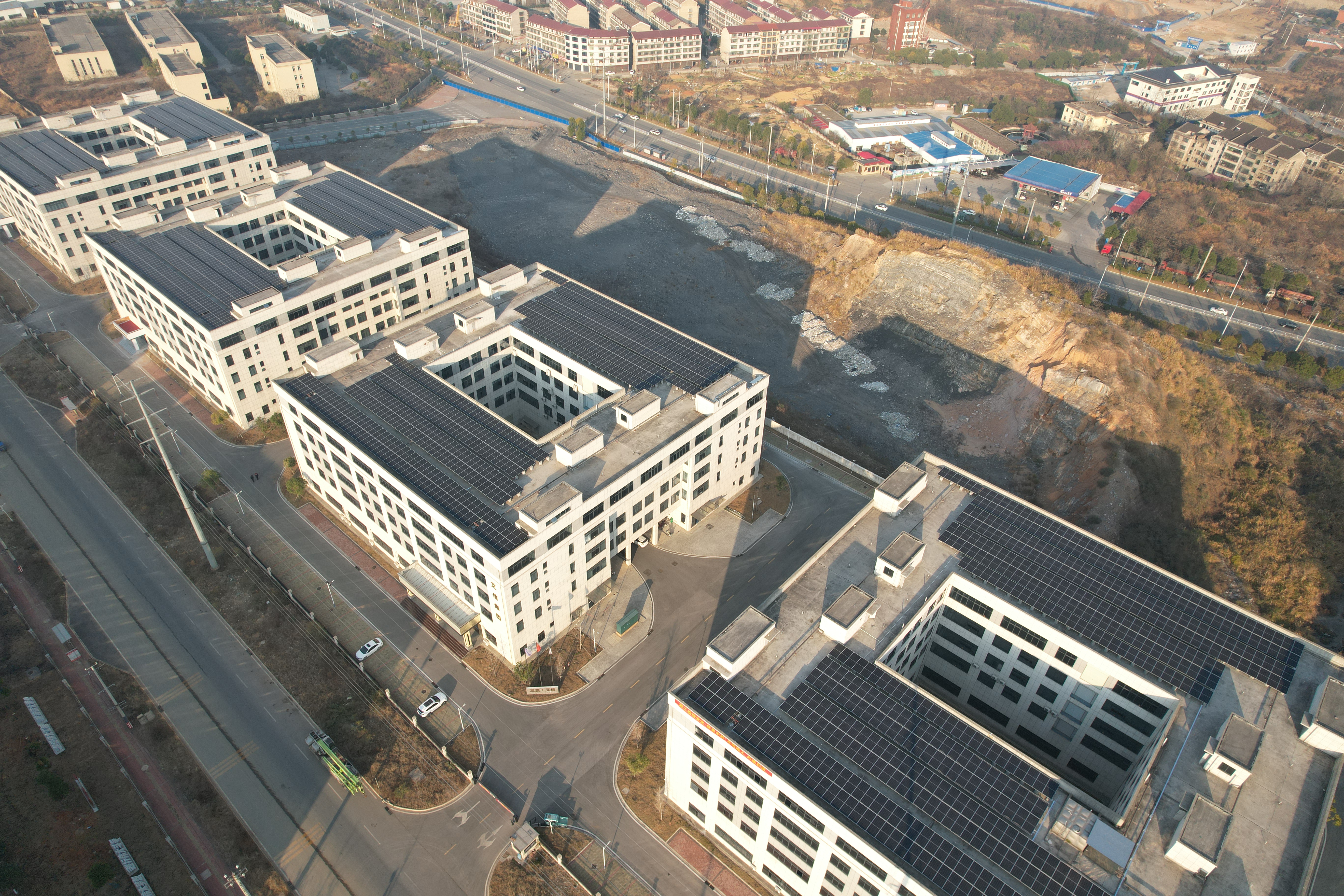 江南（中国）官方娄星产业开发区屋顶分布式光伏项目首批光伏方阵成功并网发电